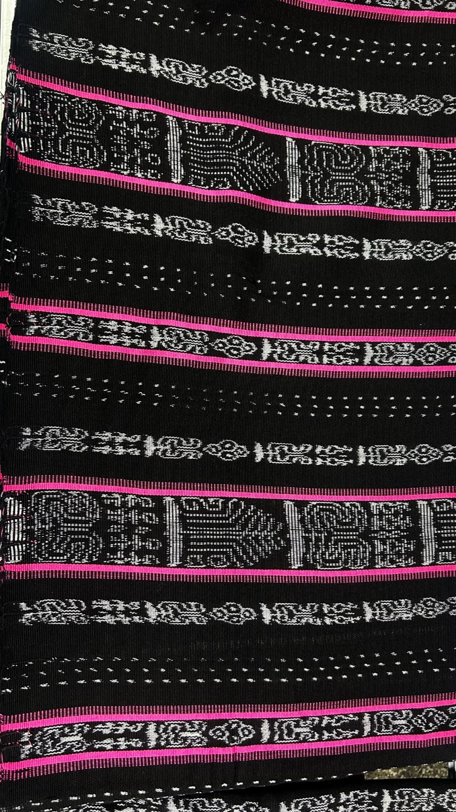 Perraje negro con líneas fucsia · 8 varas — fotografía 1 de 2