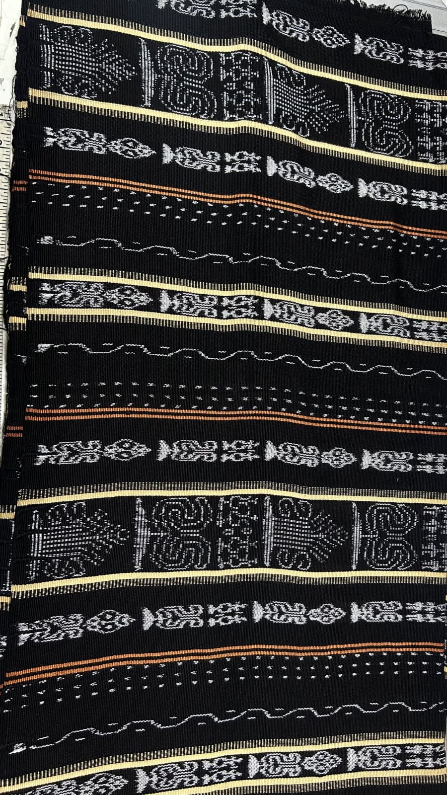 Perraje negro con detalles beige y café · 8 vara — fotografía 1 de 2