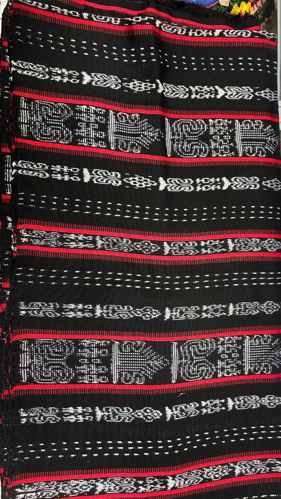 Corte típico Perraje negro con líneas rojas • Hilo Alemán • 8 varas — fotografía 1 de 3