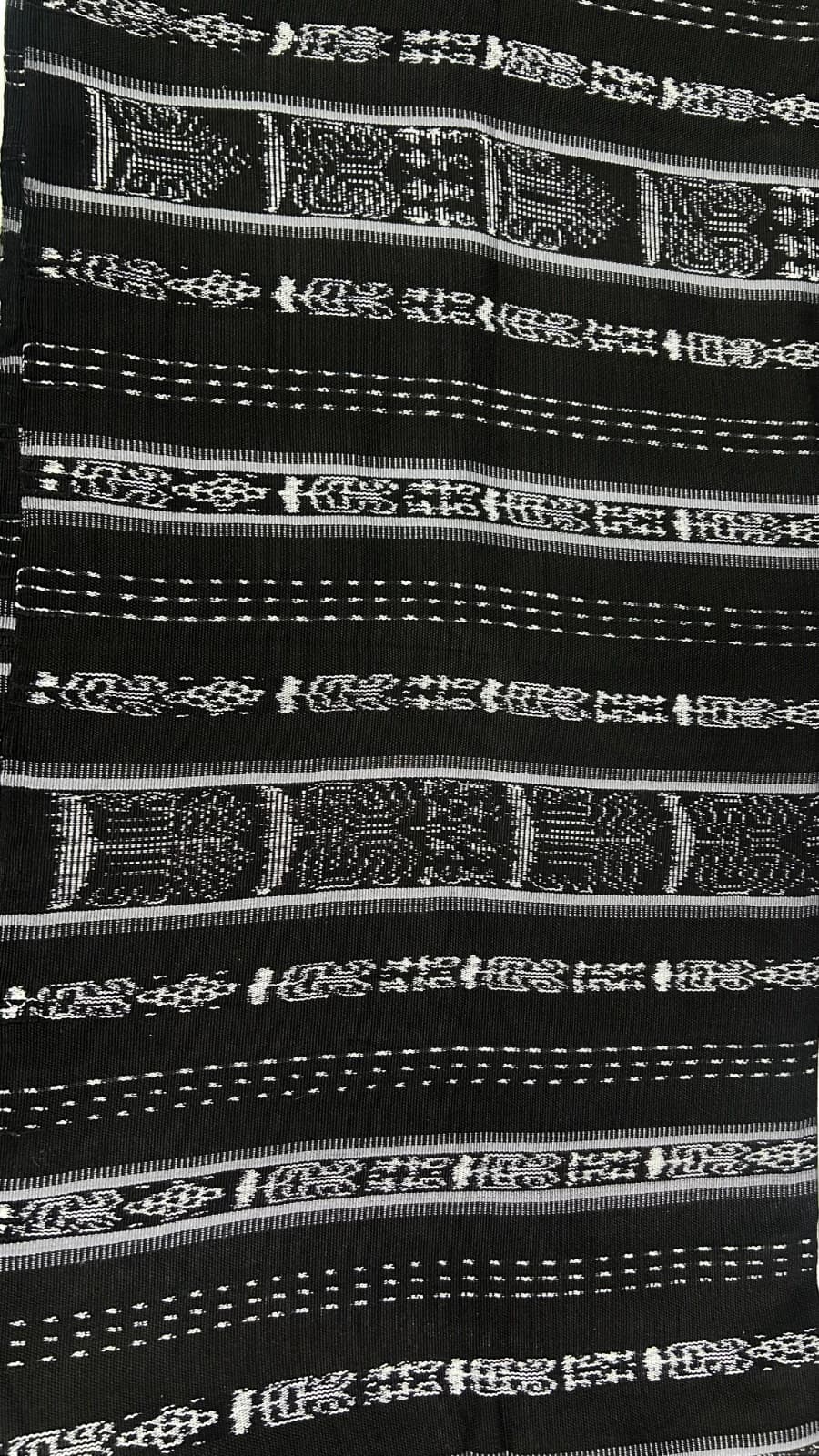 Perraje negro con líneas grises · 8 varas — fotografía 1 de 2