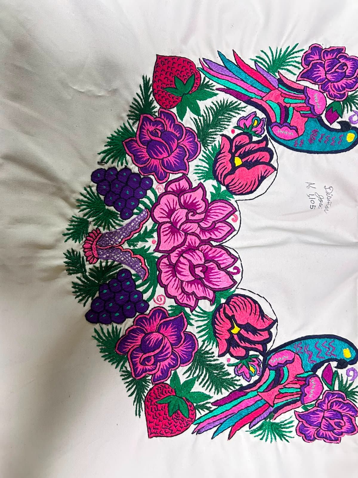 Güipil de lustrina blanco con quetzales, flores y frutas bordadas · Unitalla — fotografía 1 de 2